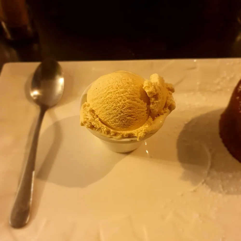 Glace A la Vanille Accompagné d'un Moelleux Au Chocolat